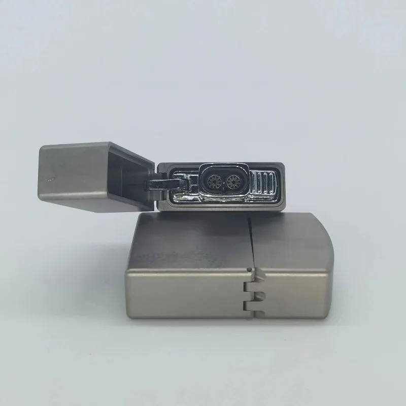 Lighter Insert Zippo - Wiatroodporna zapalniczka z tytanową obudową, mosiężną